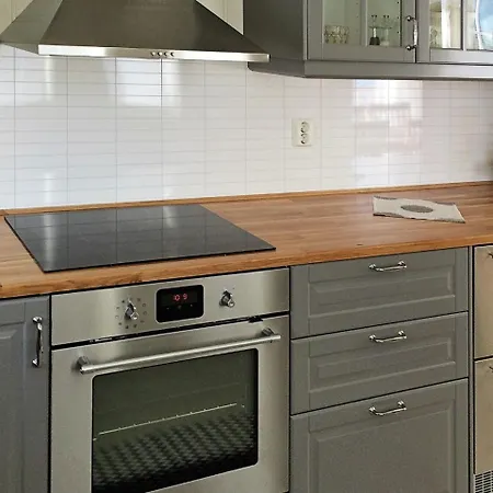 Three-bedroom Holiday In 5 Laukvik